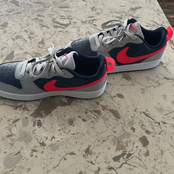 Nikes - Picture 3 of 4